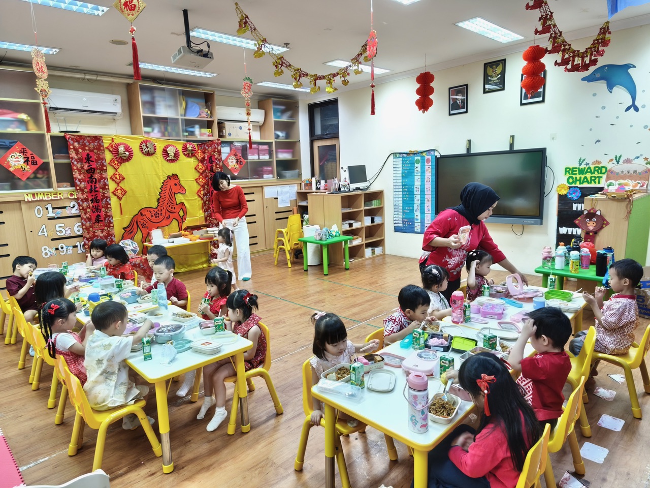 班級幼生一同享用溫馨的餐點。