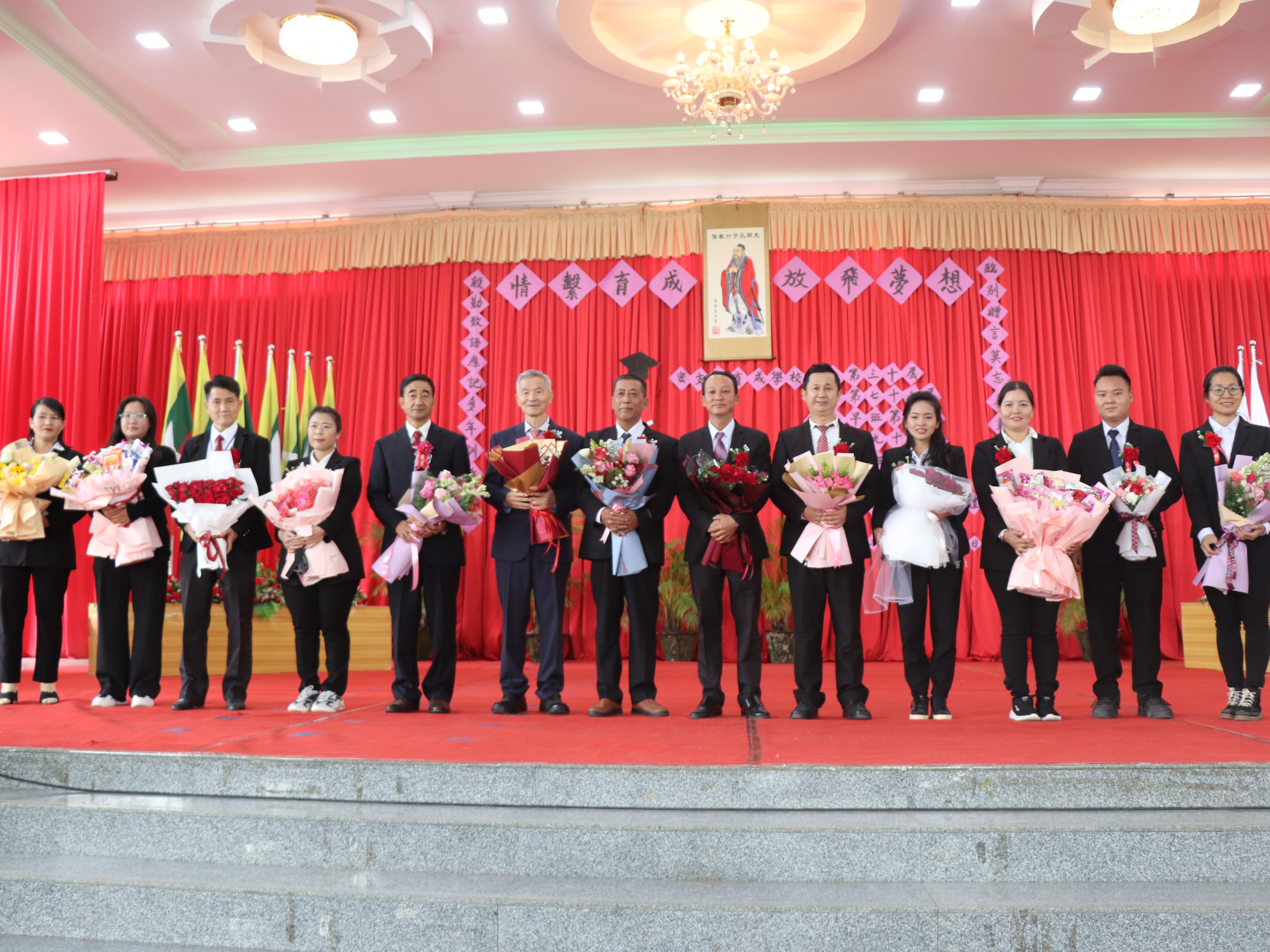 緬甸密支那育成學校舉辦2022高中、初中、小學聯合畢業典禮圖片