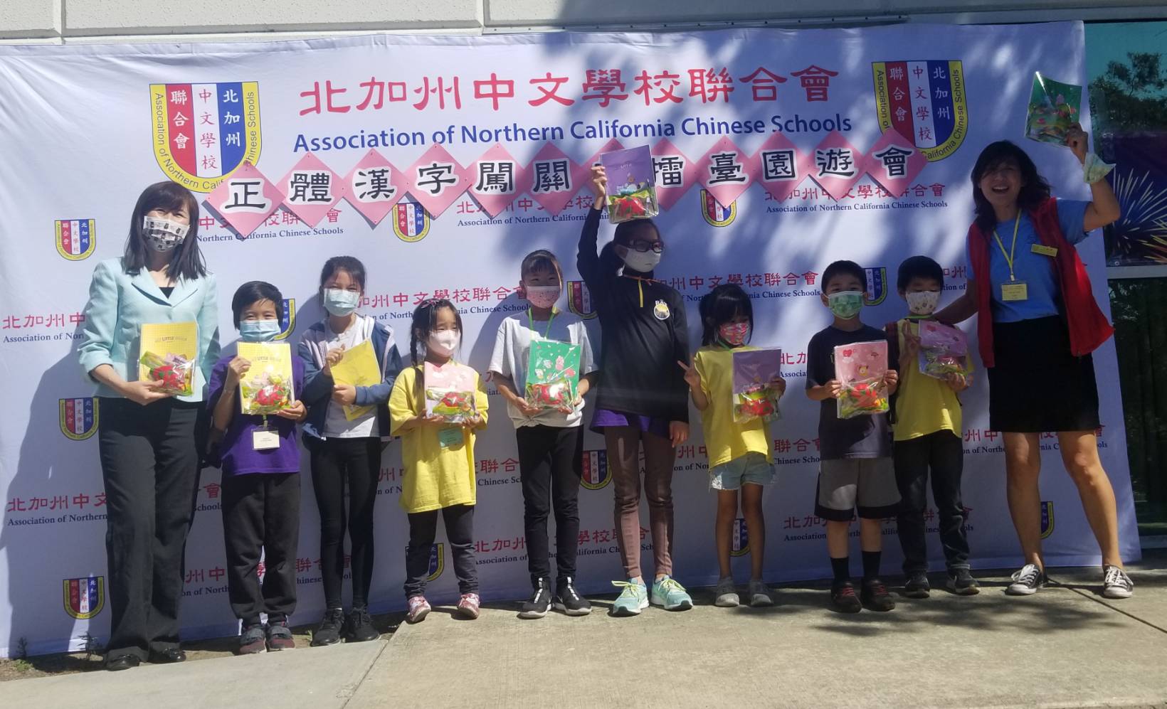  鐵人三項冠軍隊由莊雅淑主任頒獎。