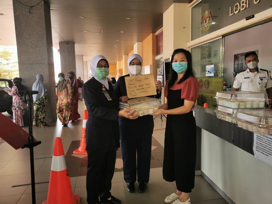 陳惠詩老師將祝福卡片和杯子蛋糕送往哥市中央醫院兒童病房，由該院護士代領及派發。 （2021.10.24）