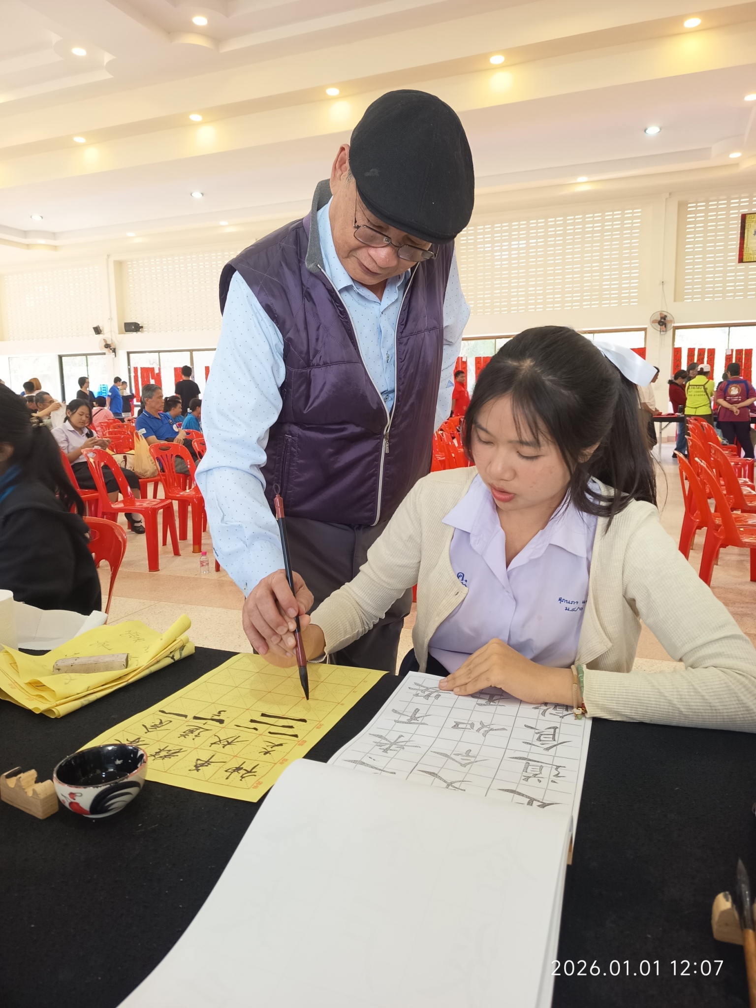 中華弘道書學會詹坤艋榮譽理事長教學生握筆技巧