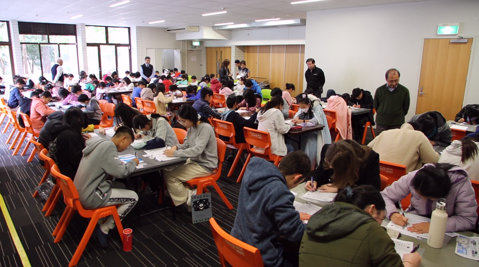 所有比賽者都聚精會神的寫字