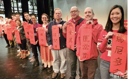 Michael(右7)回明州繼續在TCML-MN學習華語，並上台表演說馬年吉祥話