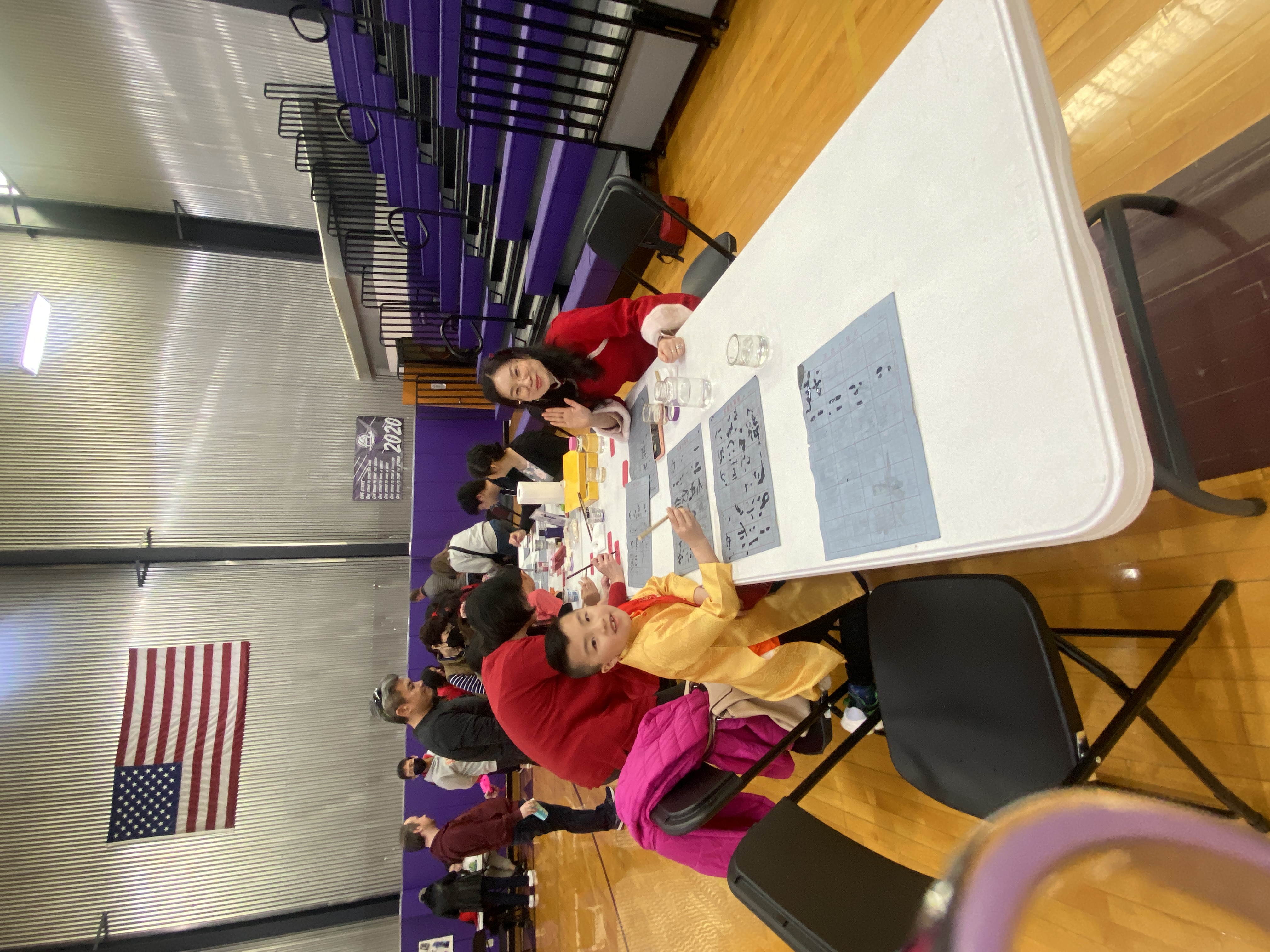 老師教同學毛筆書法