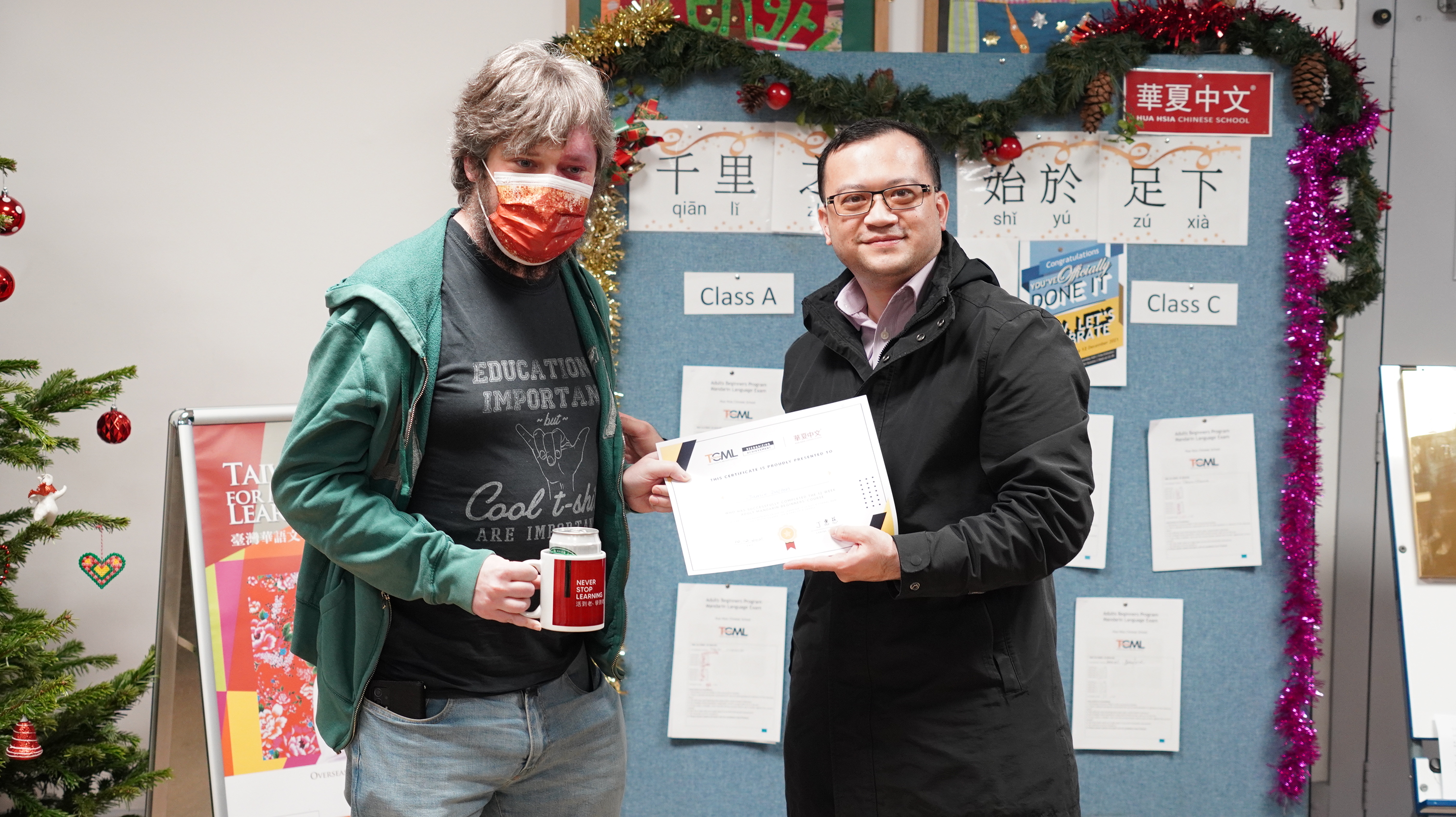 駐英國代表處僑務組副組長葉帝余(右)頒發英國臺灣華語文學習中心學員結業證書