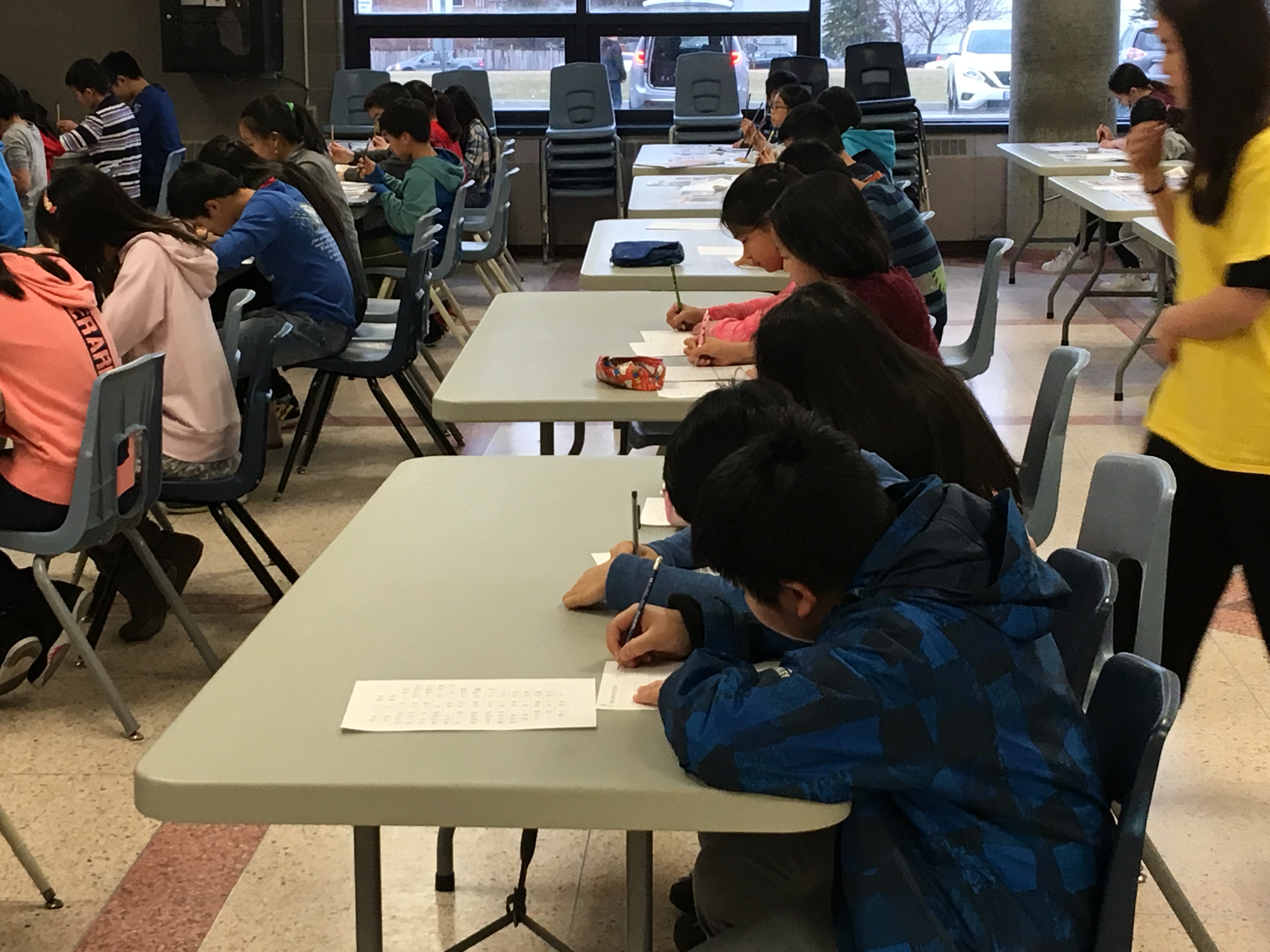 參與的同學在聚精會神地完成比賽項目。