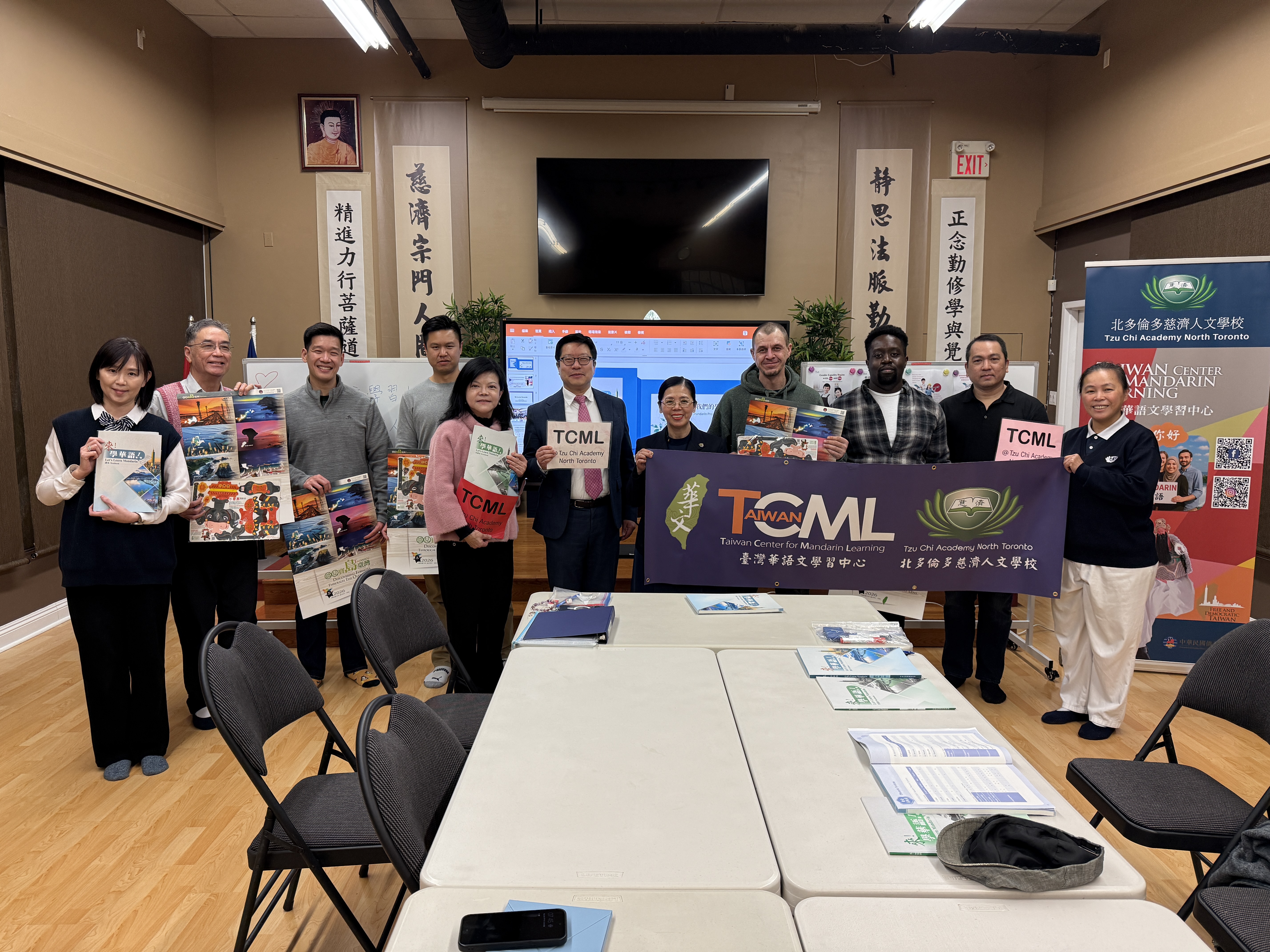 藍柏青主任(右6)與許彩鳳副主任(左5)親臨TCML上課現場向學員致意表示歡迎，並致贈僑委會2026月曆及馬年手提燈籠