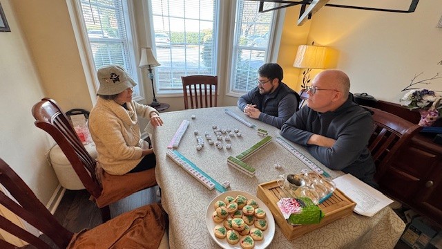 期末聚會上進行麻將文化交流