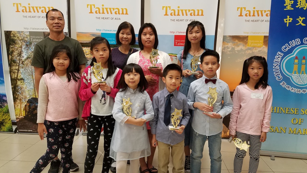 得獎學生及家人合影