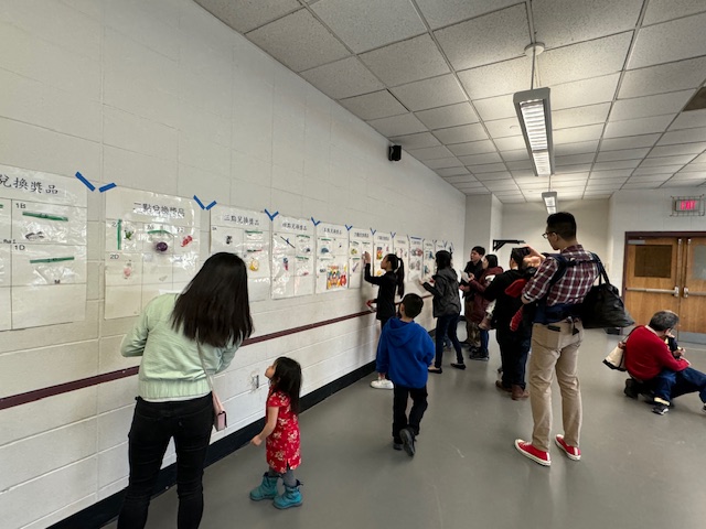 新春遊園會有15個攤位，小朋友到攤位玩遊戲可以得到點數，依據點數可以兌換不同的禮物。