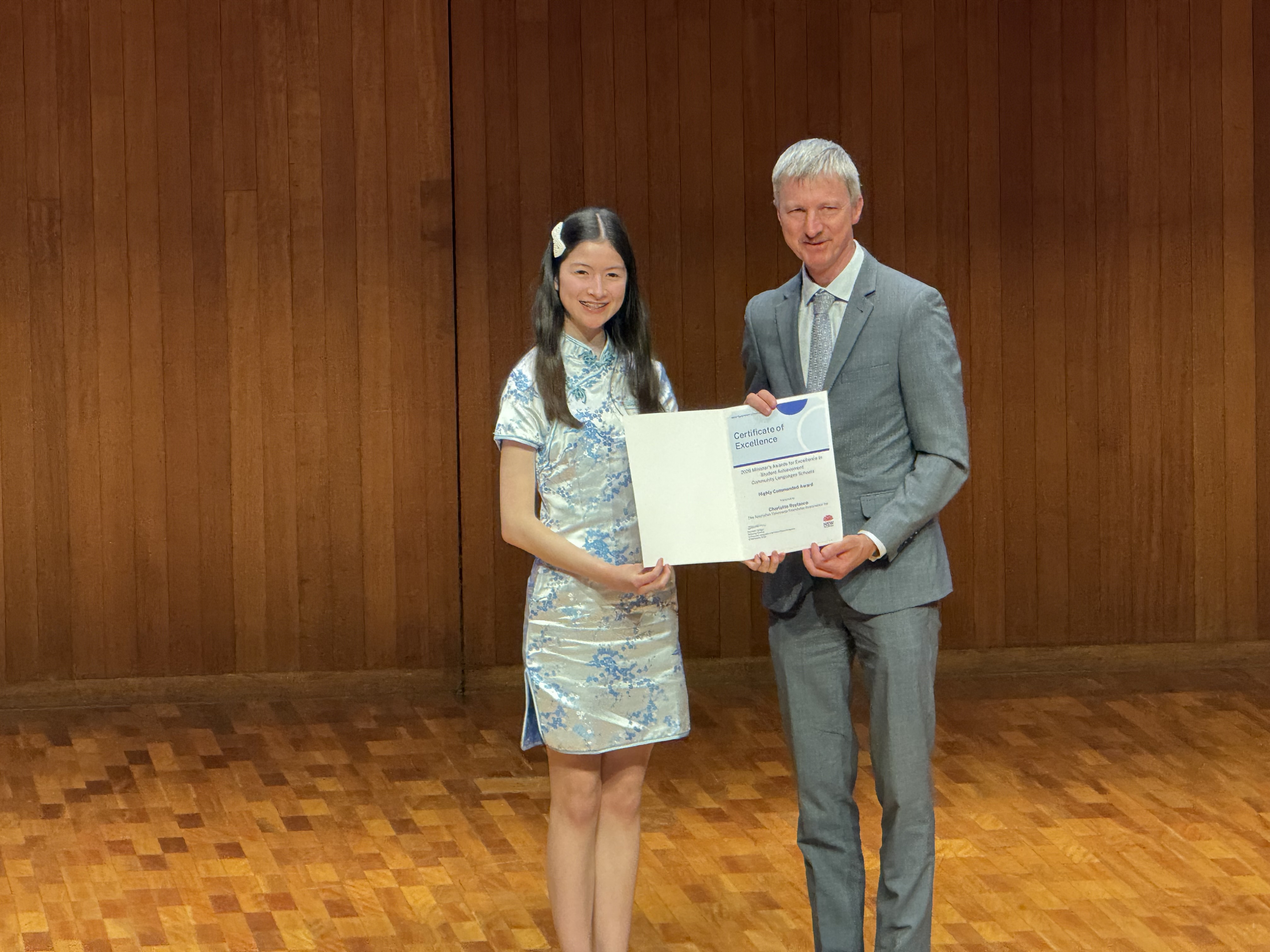 北岸校區高年級組代表黃若晴(Charlotte Rylance)，長期熱心參與學校比賽、文化活動及社區服務，無論在學習或服務方面都展現積極態度，榮獲高度讚揚獎(Highly Commended Award)。