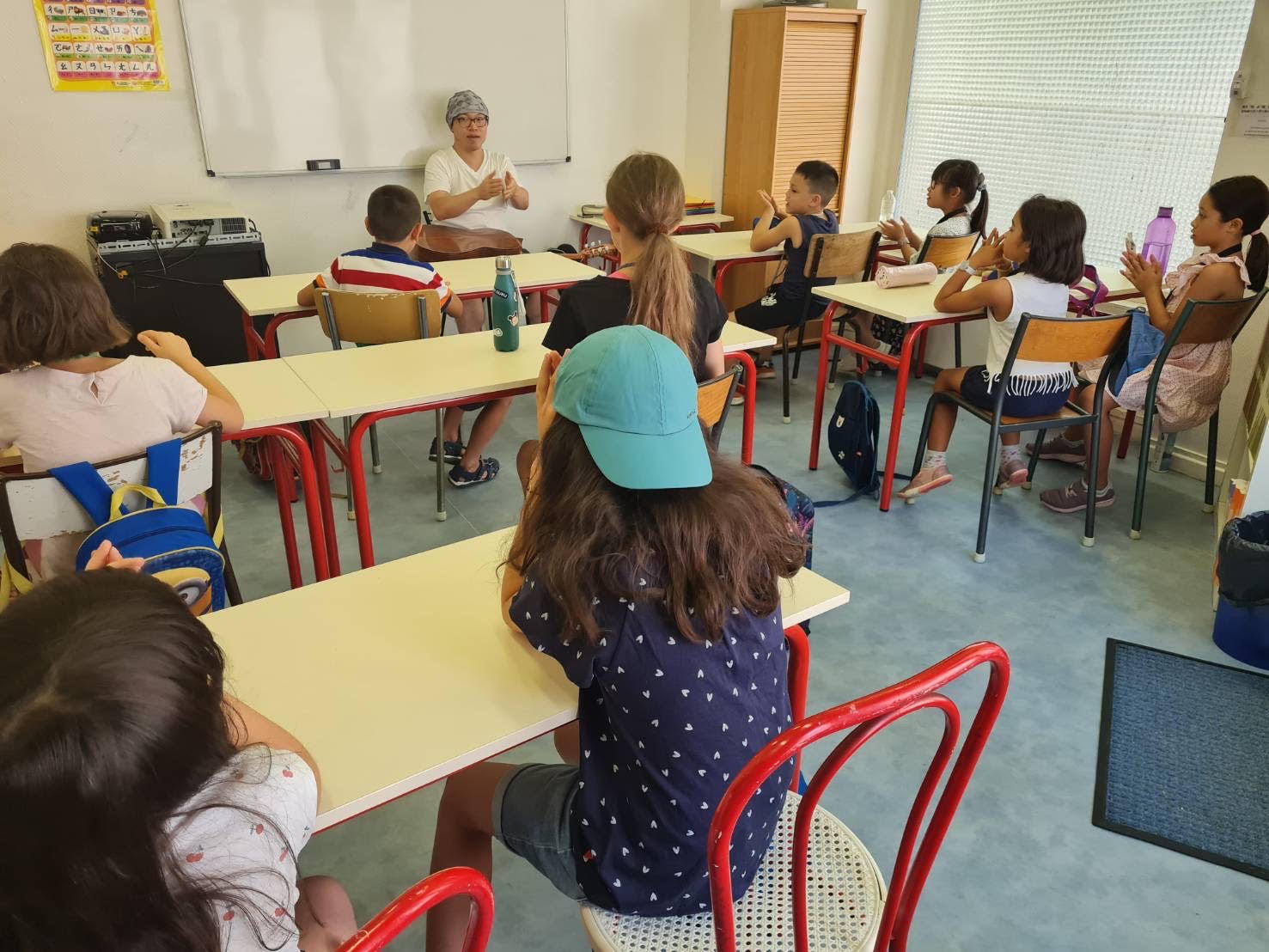 學員與老師一起唱遊