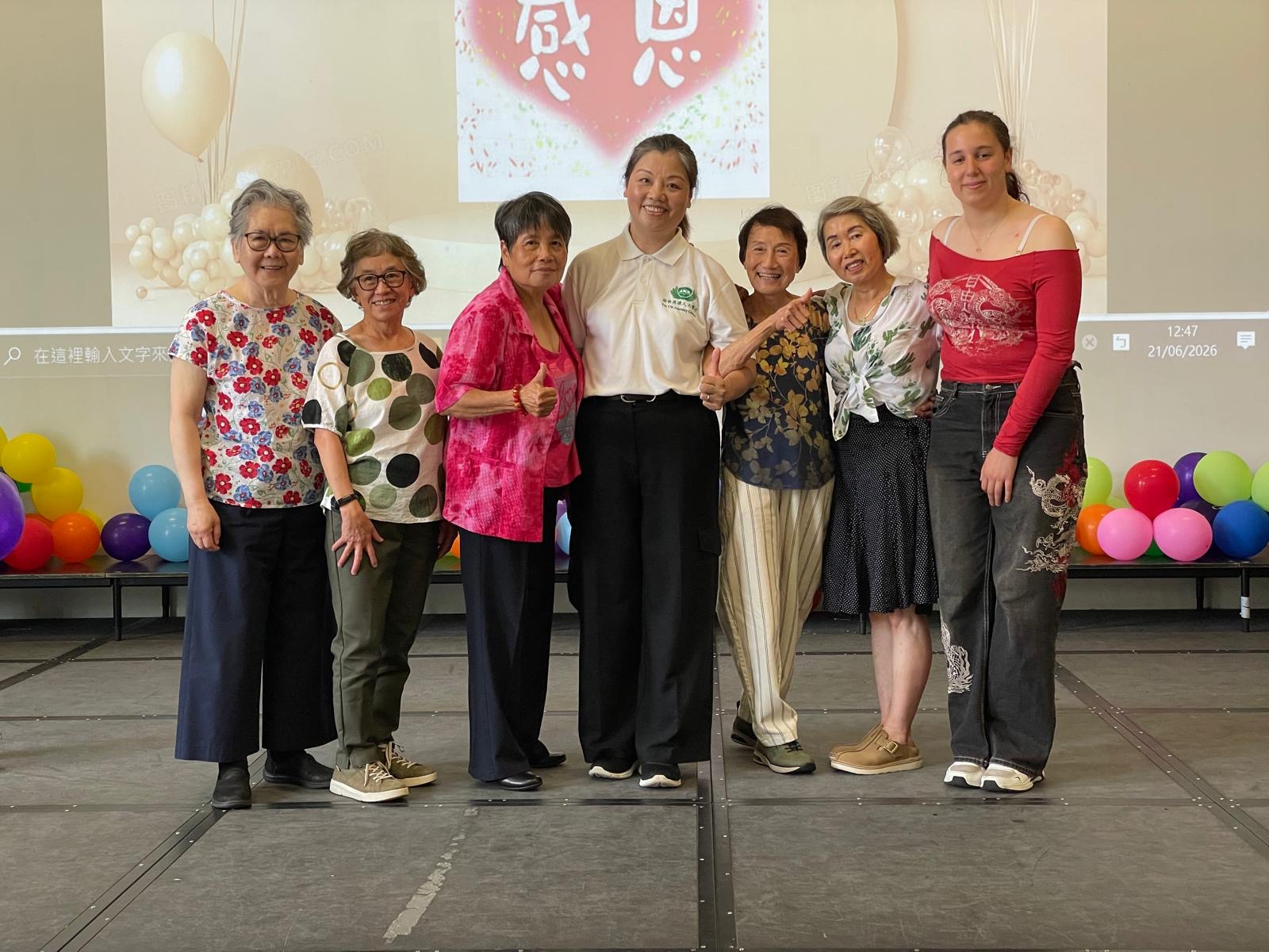 比賽結束後成人班學生與老師合影