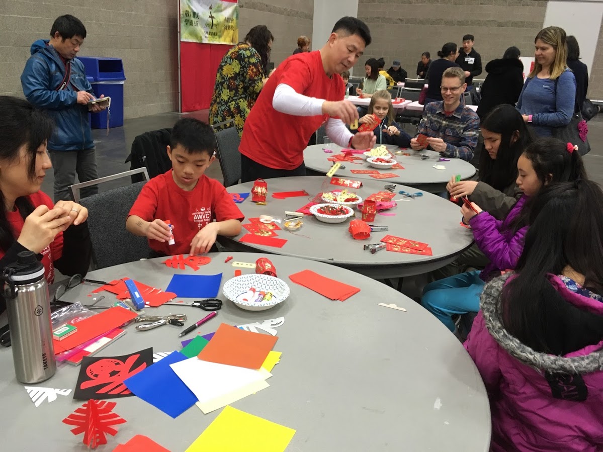 自做紅包燈籠和春字剪紙。