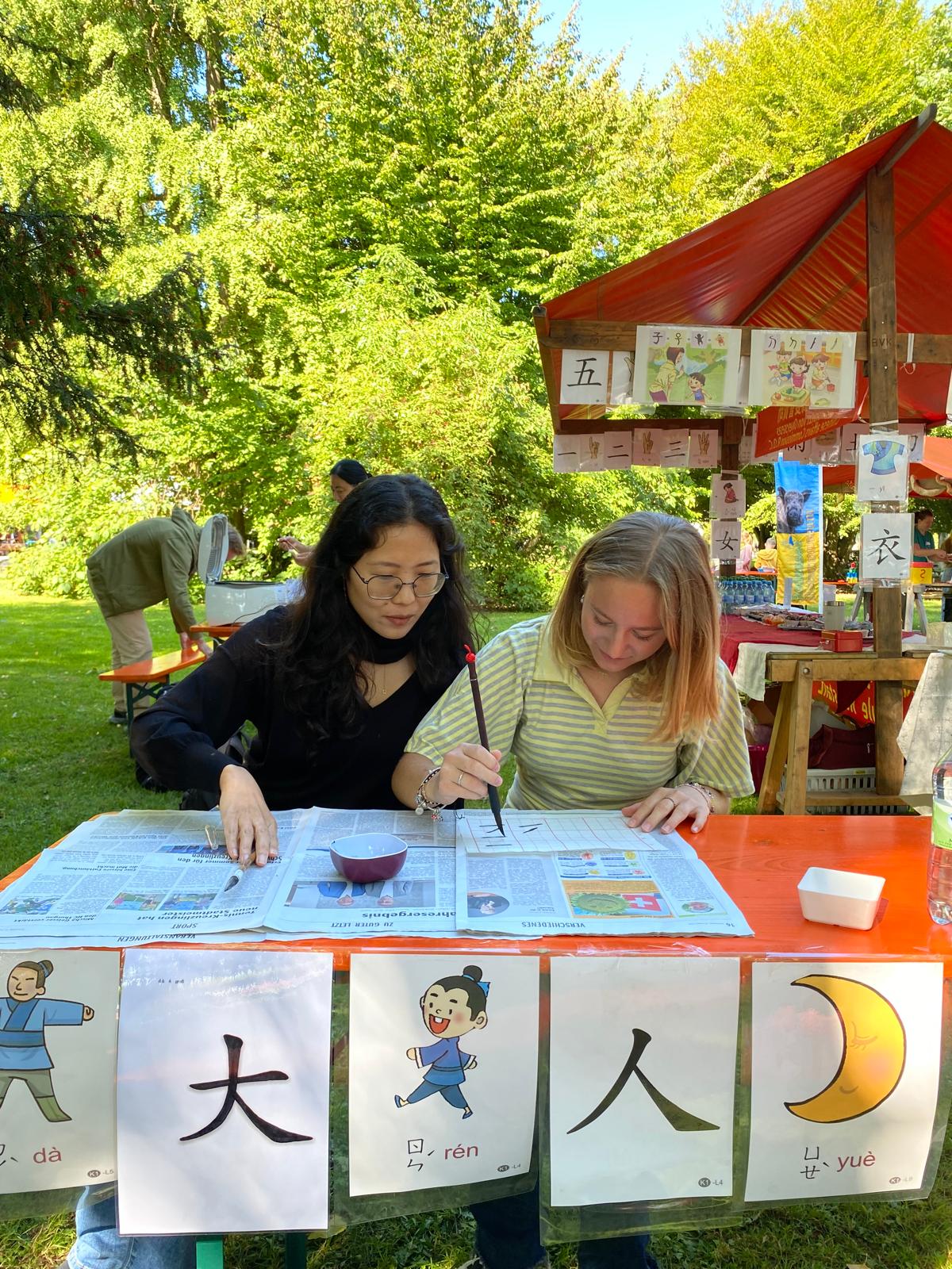 青少年在指導下認真練習漢字