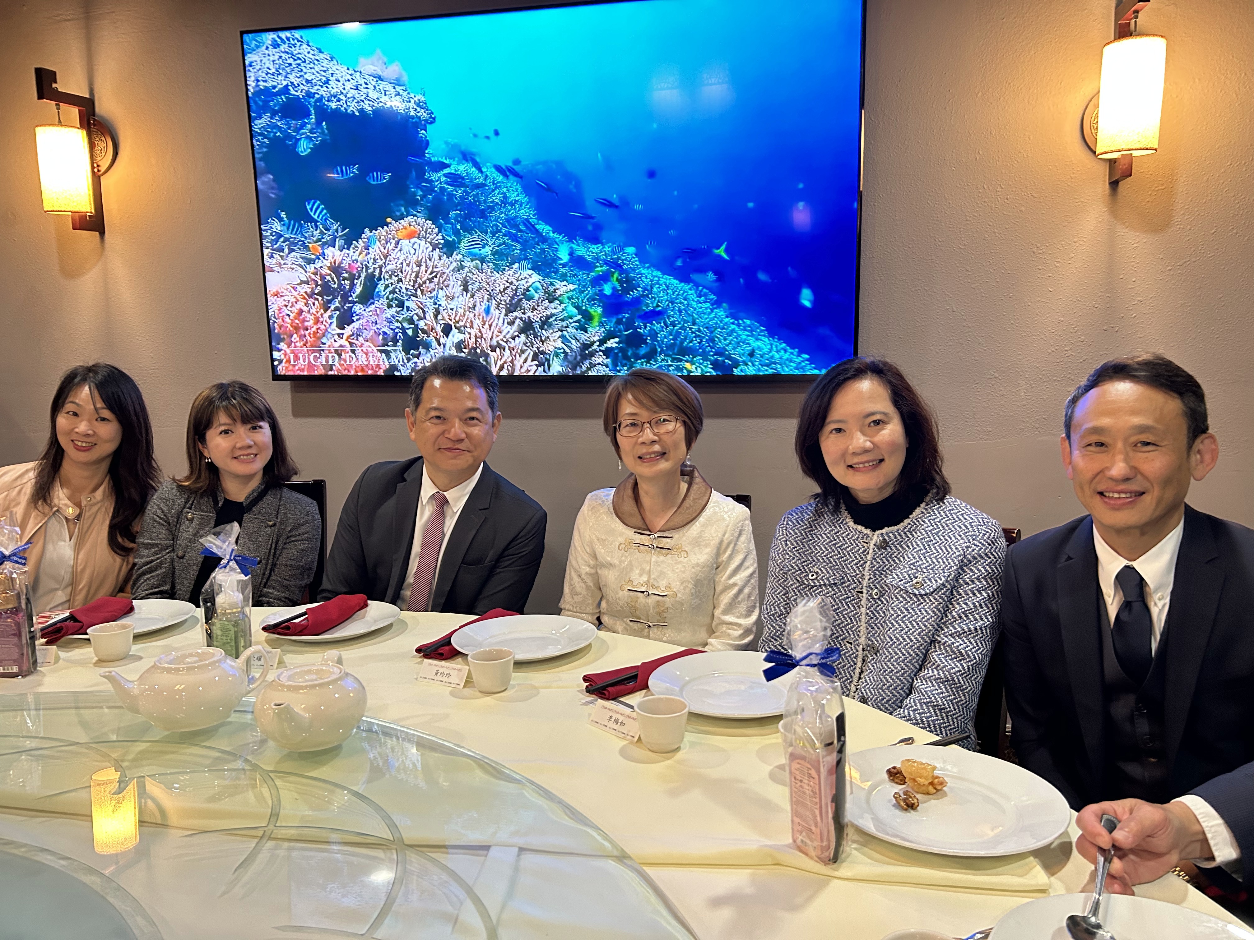 午宴，右起: Mr. Eddie Park、李梅如會長、黃玲玲、紀欽耀處長、蕭蓓如主任、林玉惠校長
