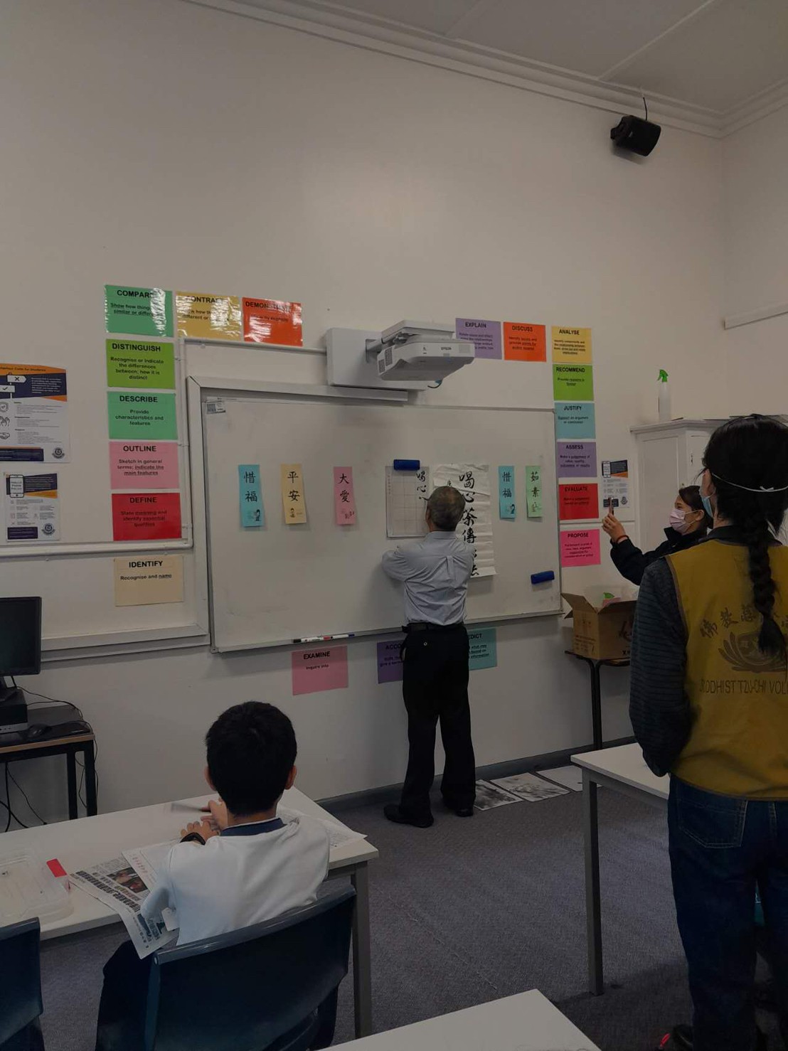 講師於台上示範筆順