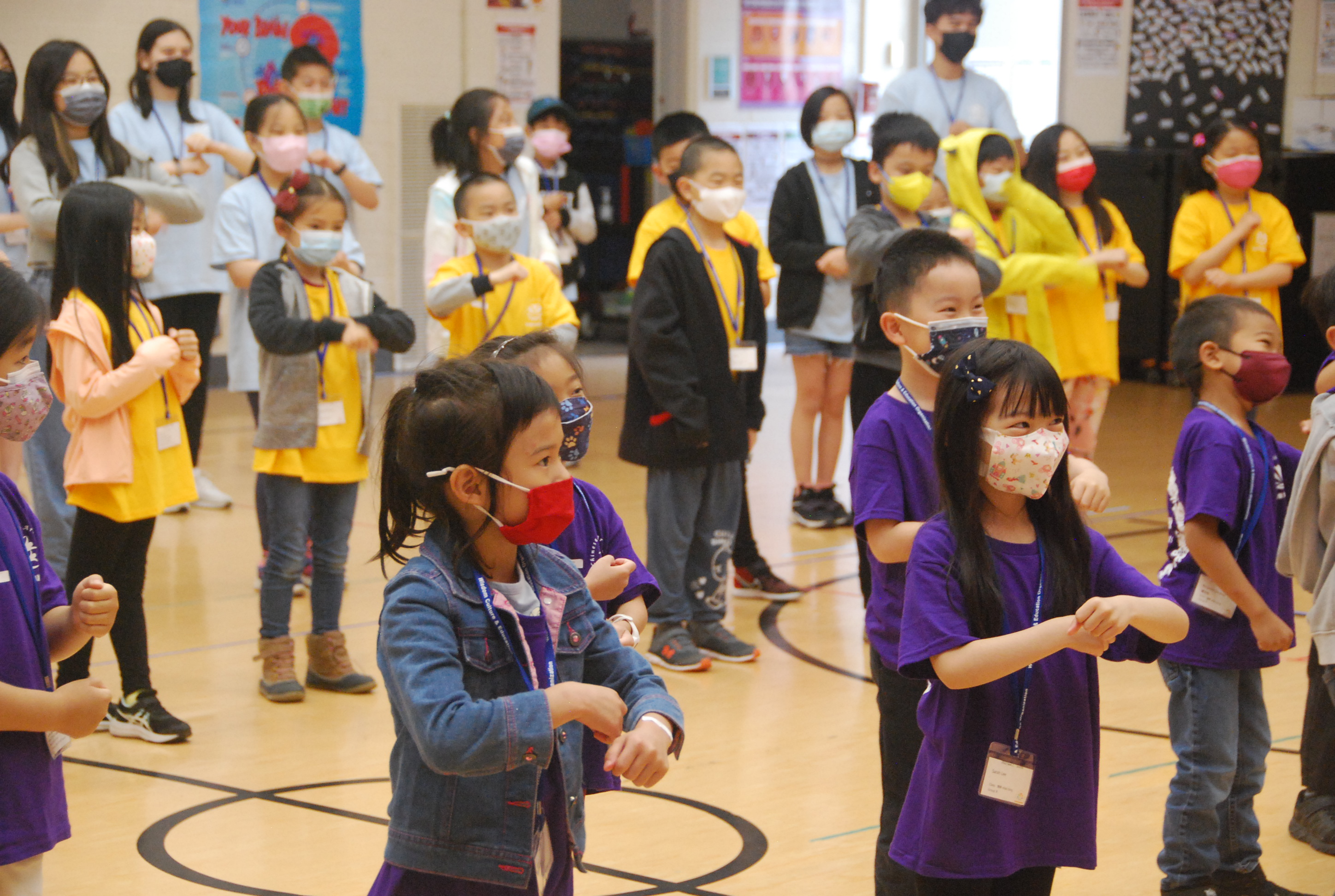 團康時間，大家齊聚一堂，載歌載舞，歡欣唱跳