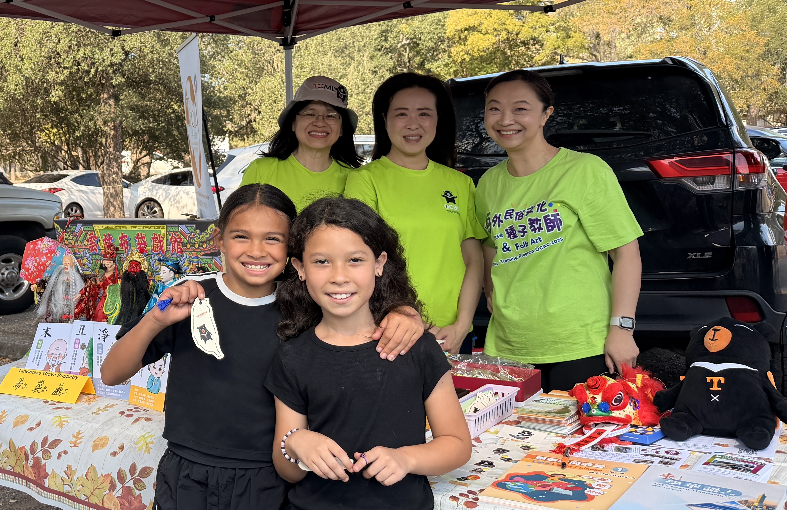 小朋友開心拿著有寫自己中文名字的臺灣書籤