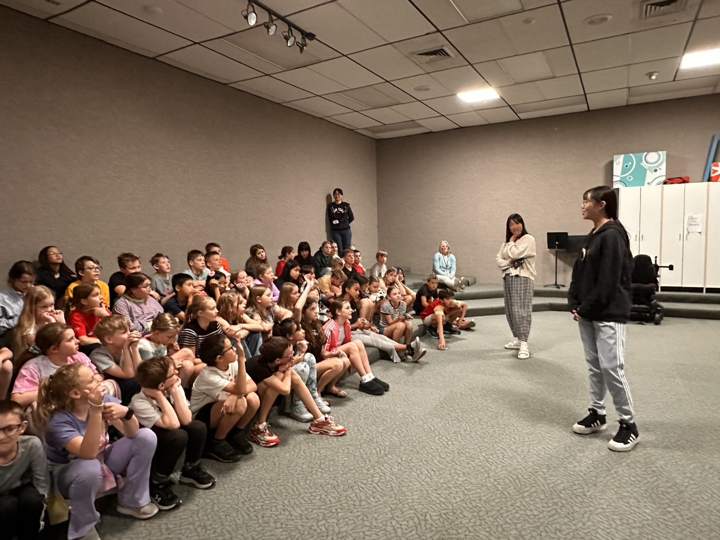 黃銘暄同學回答猶他州德柏國小學生的踴躍發問