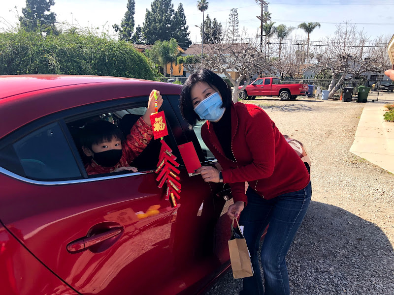 學生展示勞作成品，拿紅包。