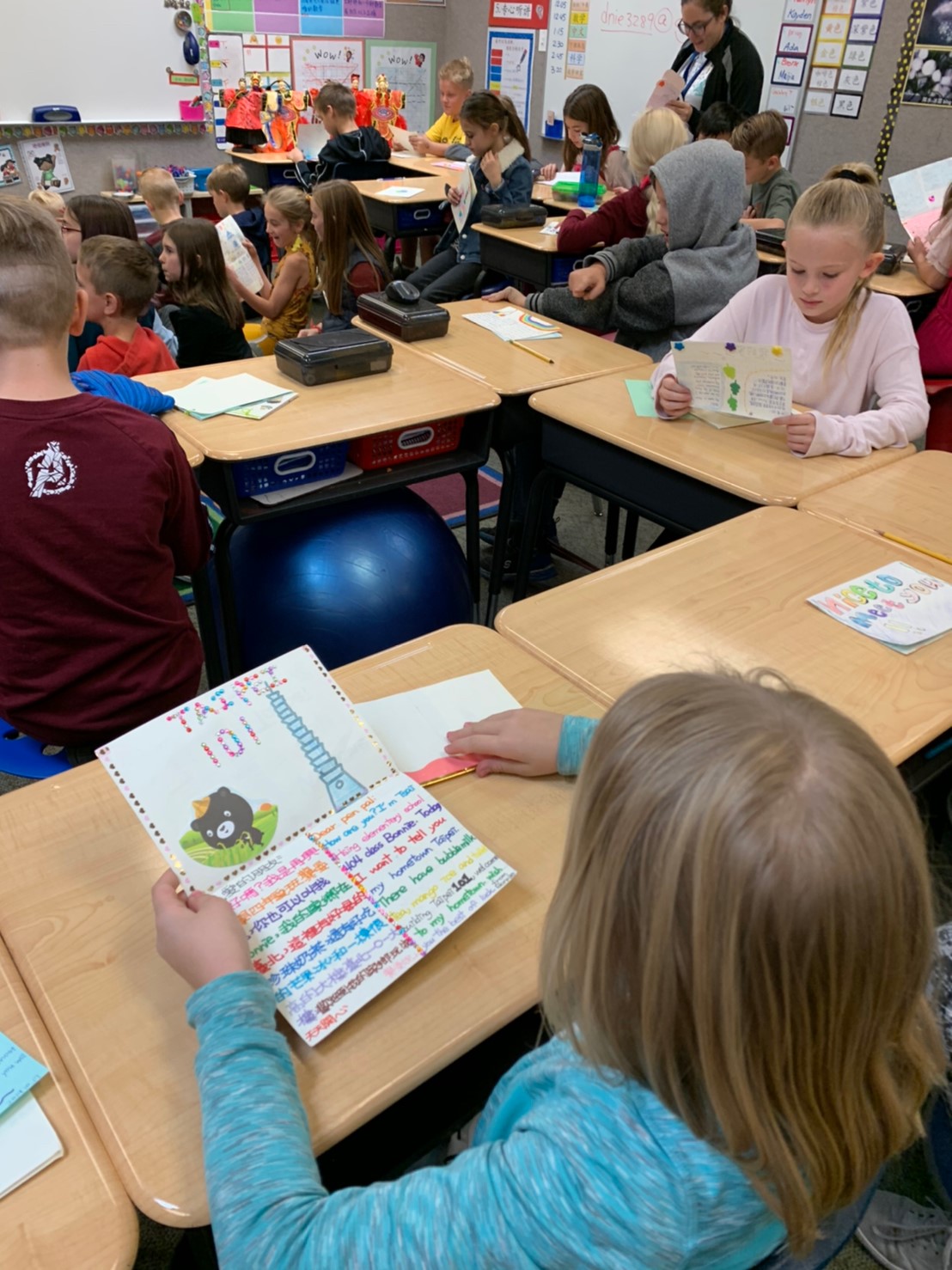 Draper Elementary School學生收到臺灣著名地標卡片