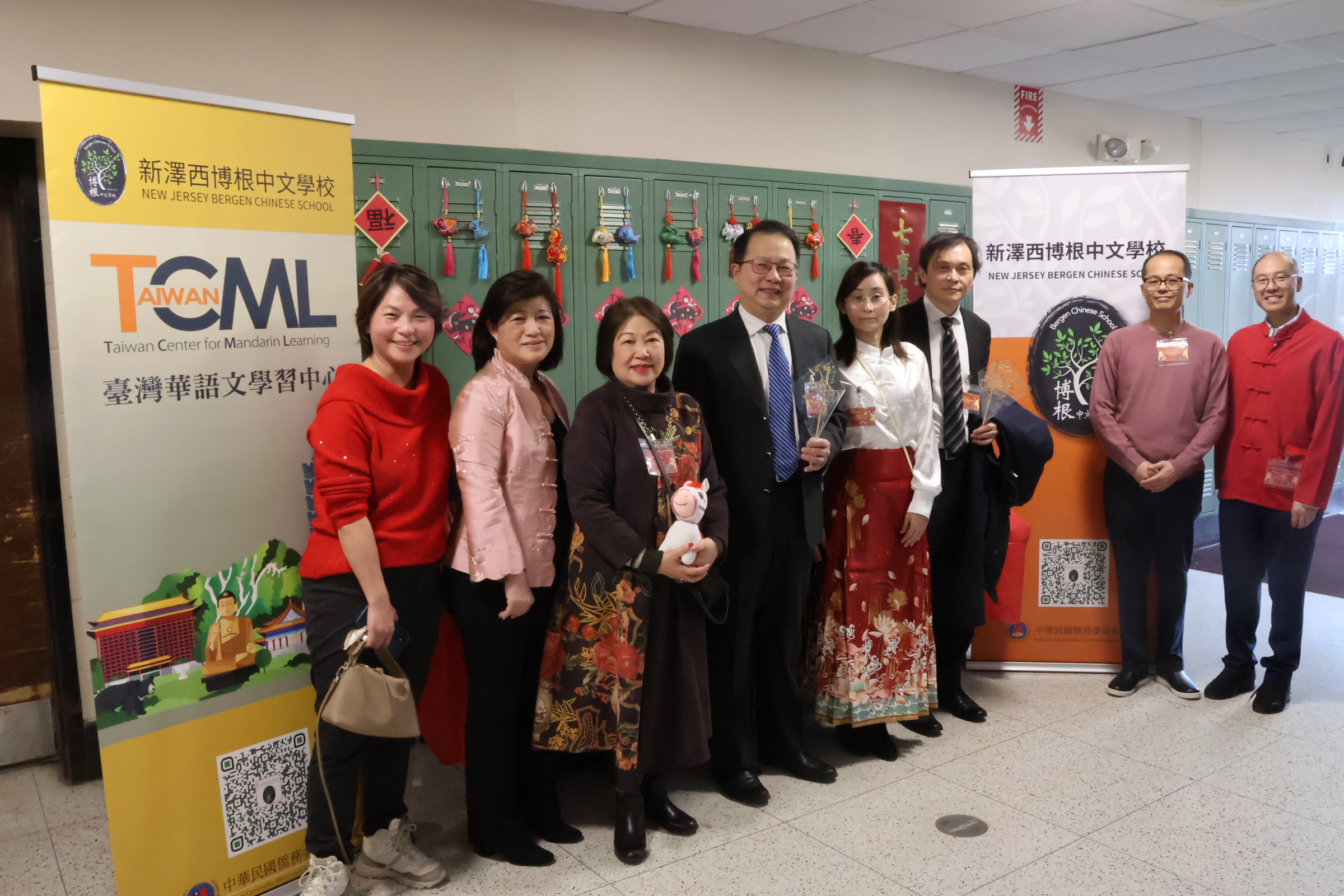 貴賓參觀TCML展示區，了解學校的華語與文化成果。(駐紐約經文處組長黃韋仁 (左四)、新澤西中文學校協會會長戴松昌 (右三)、博根中文學校校長鍾文祥 (右一)及華人服務中心理事長文思蘋 (右四)等貴賓於活動現場合影。)