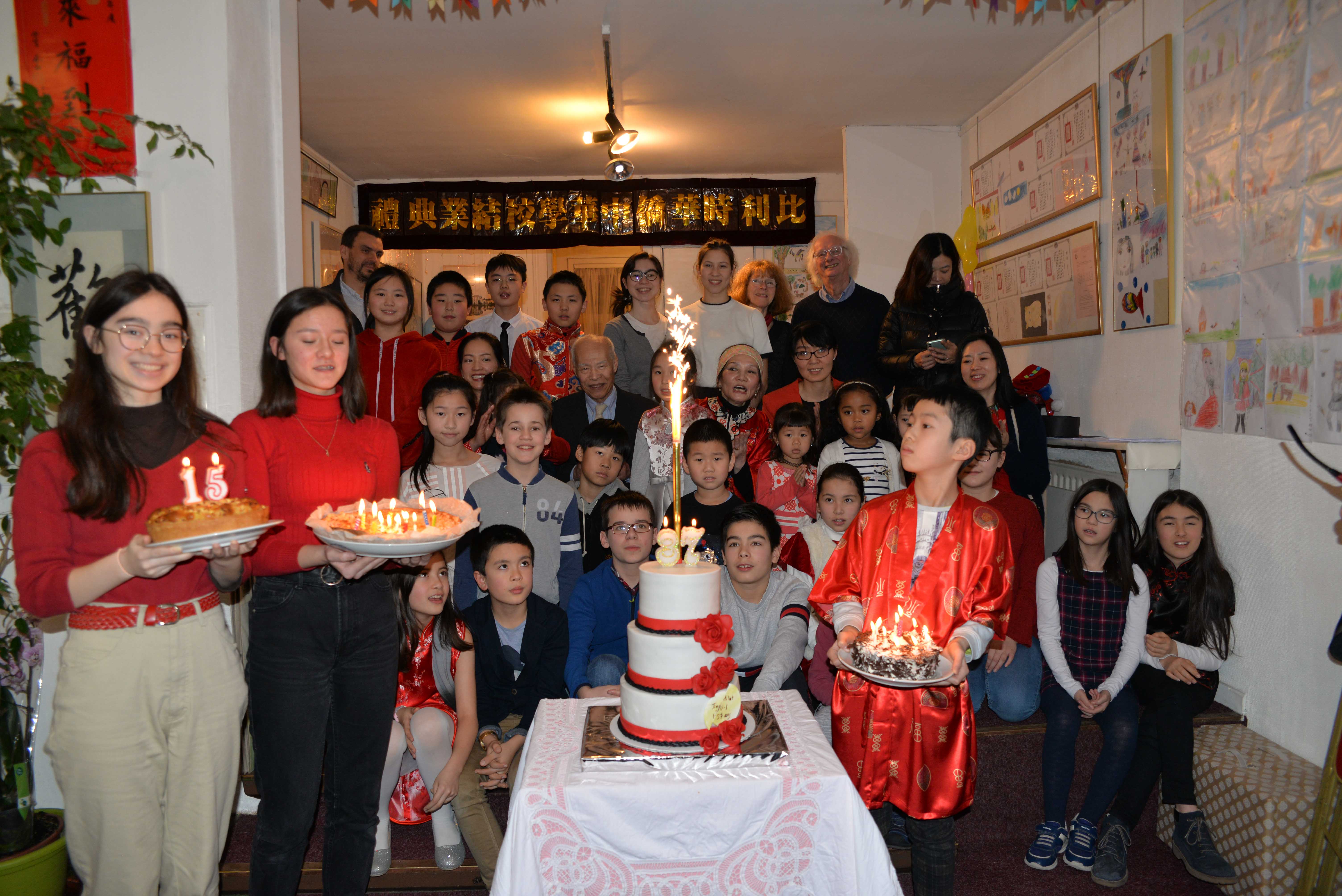 「全家福」前面三位壽星左起李家嬉（十五歲）、沈啟歡（十四歲）和曹日杰（十一歲）。中排左起陳老師、余董事長、易校長、梁老師和大彭美蘭母親。