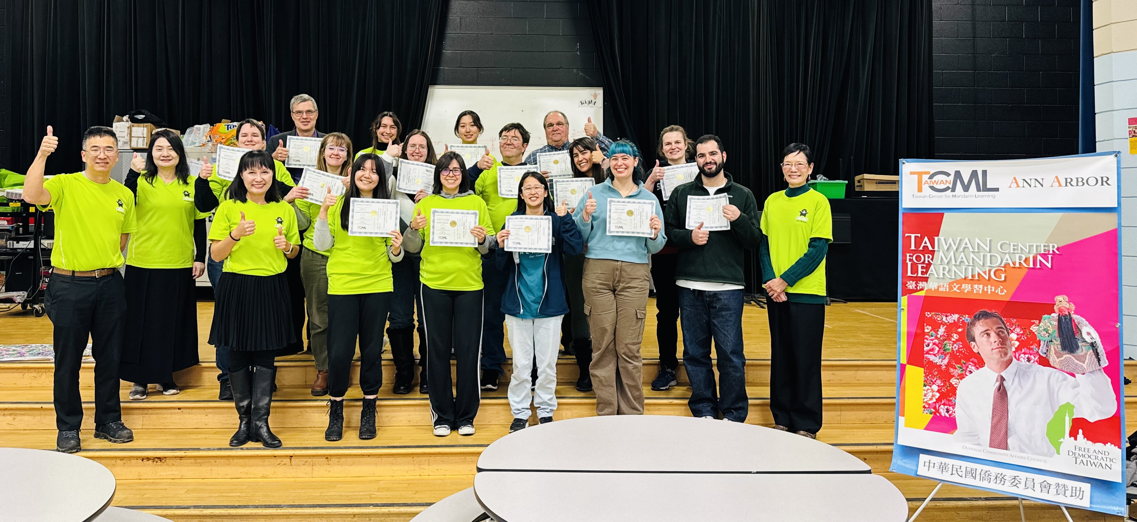 TCML學生，與校長王珍琿、主任葉劉崑、老師詹珂瑜、老師周玉若於秋季班結業式大合照