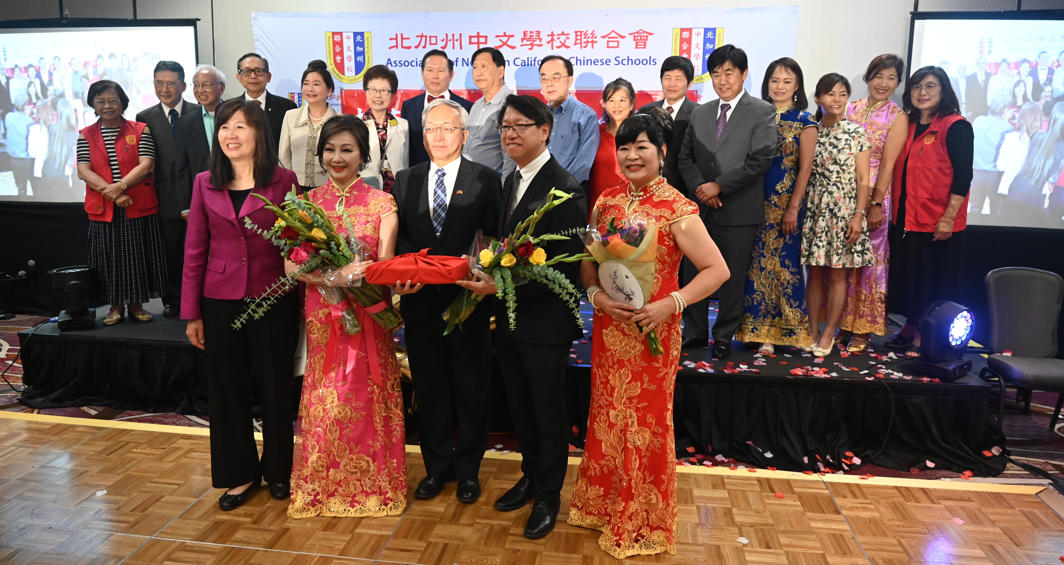 在「舊金山經文處」 朱永昌副處長的見證下，與「金山灣區僑教中心」 莊雅淑主任與歷任會長們陪伴中，順利完成新舊會長交接儀式