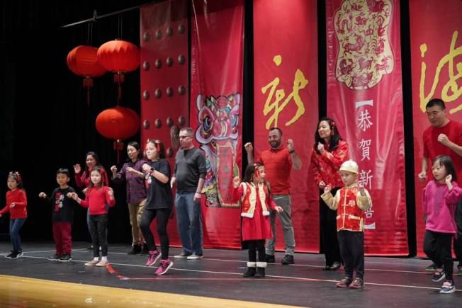 新海中文學校新春聯歡會，小幼班、幼稚班親子一起表演「小不點兒」，舉手投足間默契十足。（主辦單位提供）