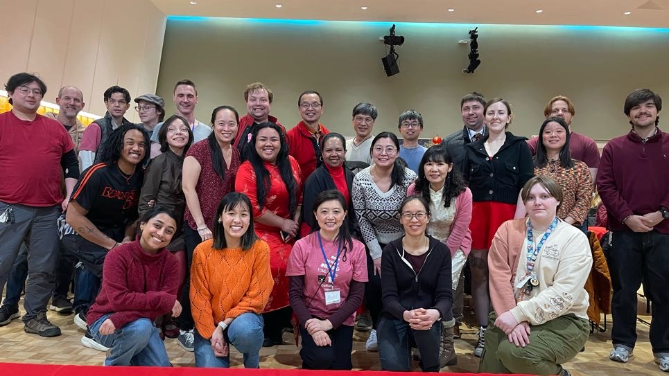 TCML師生35人參與台灣同鄉新年晚會。高級班學生Alicia(中排右三）擔任晚會主持人