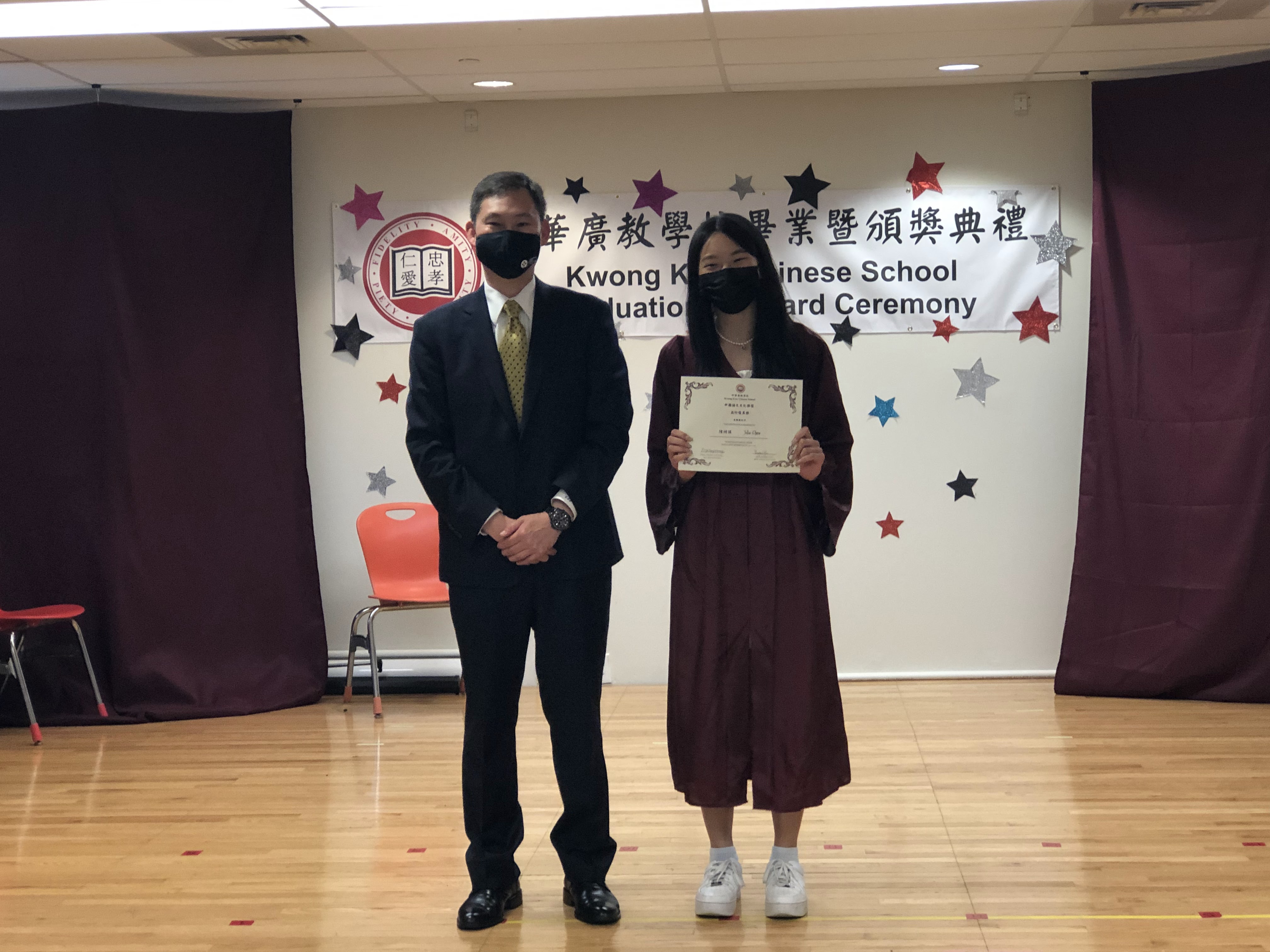 孫儉元處長頒發獎學金及獎狀給畢業生。