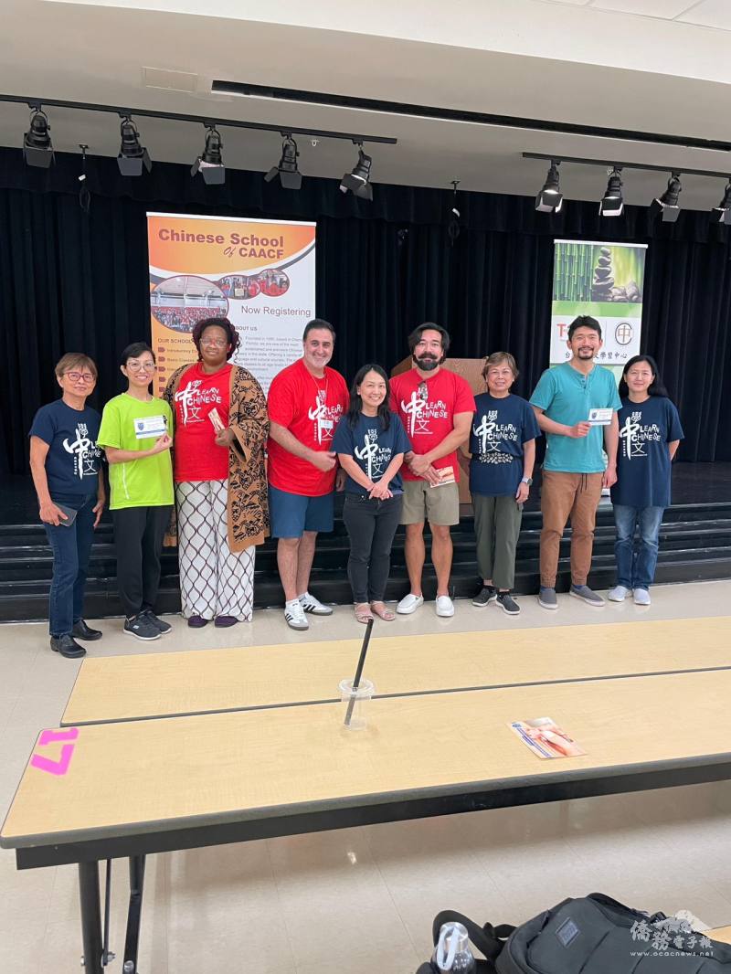 優勝學生與校長林定平（中）和TCML老師們合影