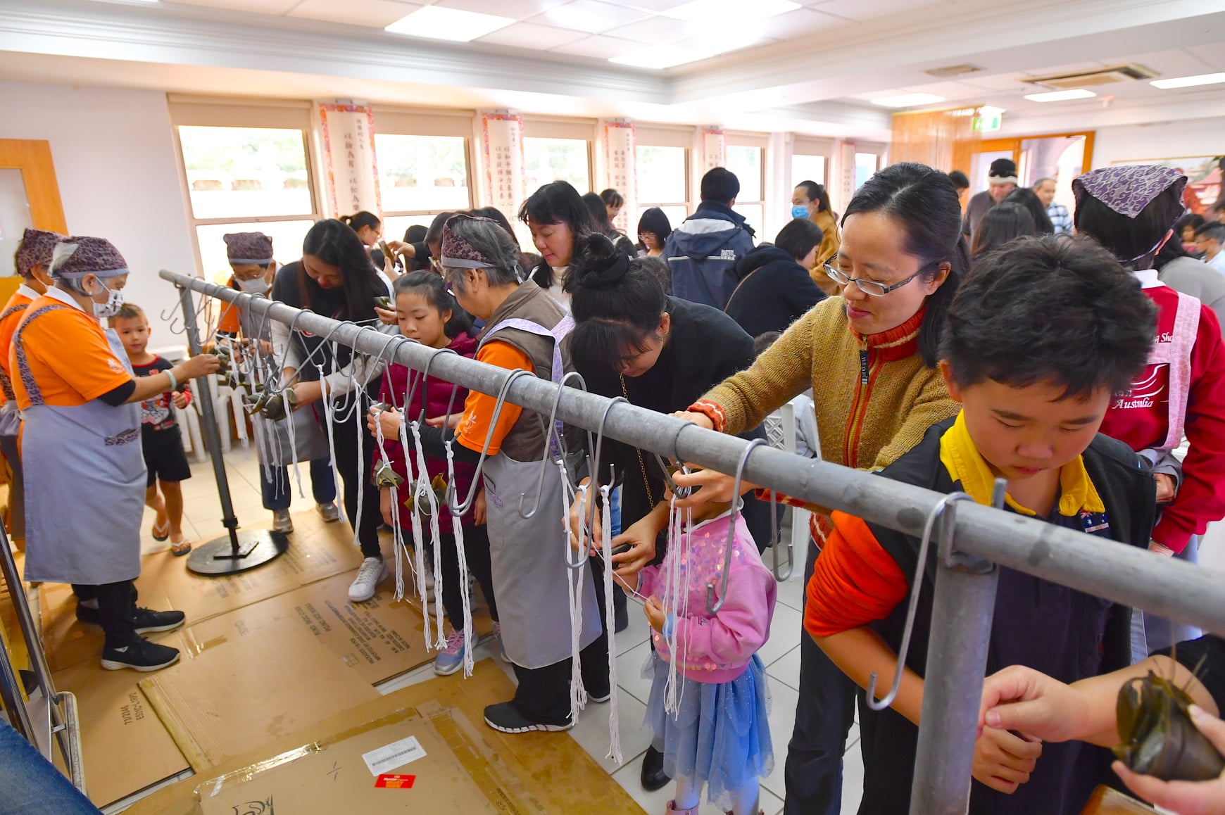 學生親手包粽子