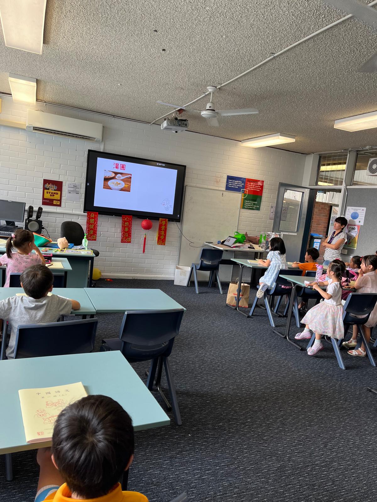 學生觀看為什麼要吃湯圓的故事