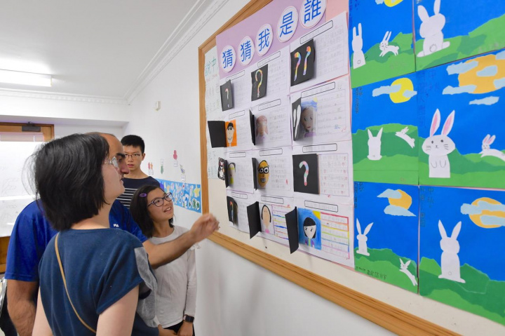 家長和學生一同欣賞作品