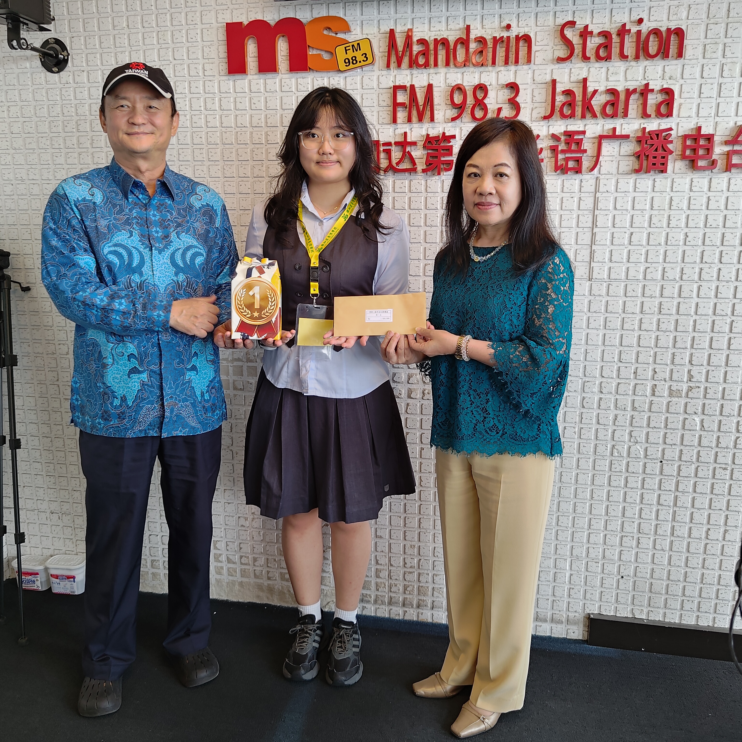 張晉福校長、第一名培民學校李慧楠同學、林曉梅組長合影