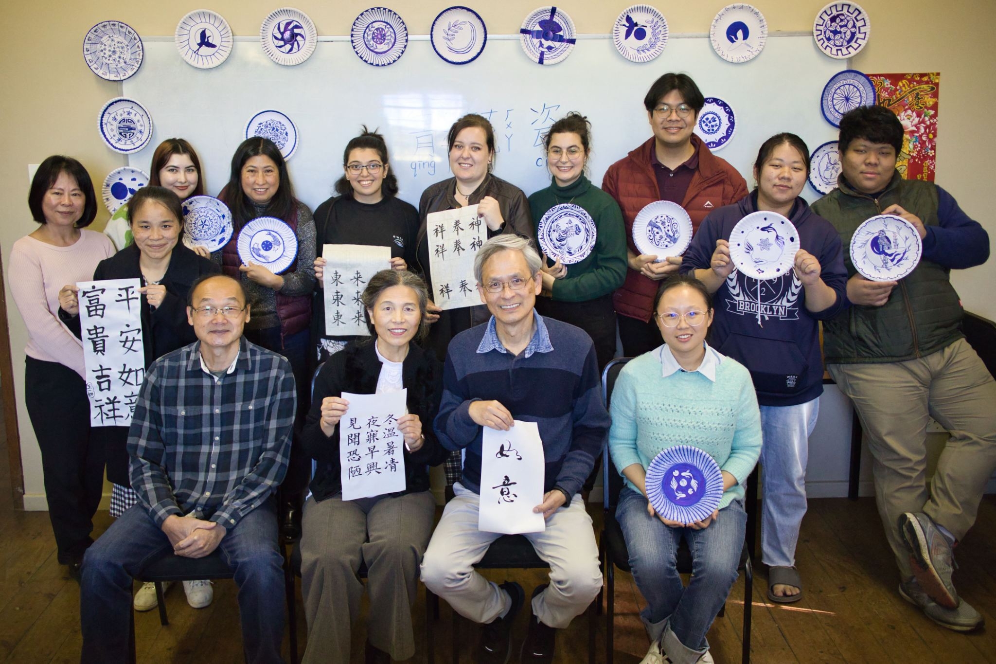 書法班及青花瓷班學員(前座左至右:開普敦中華學校理事施耀凱、老師施麗娟、老師章如軍、老師何介琇)