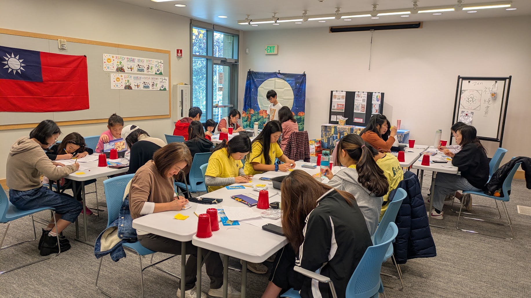 學員們實作體驗、認真彩繪。