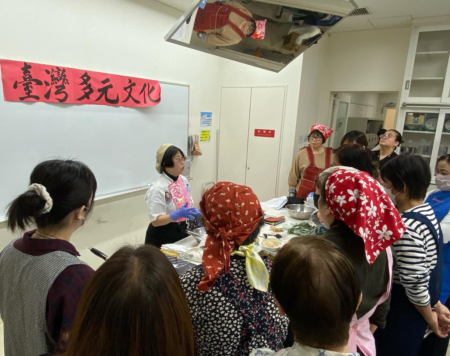 陳洳豔校長開始示範潤餅作法