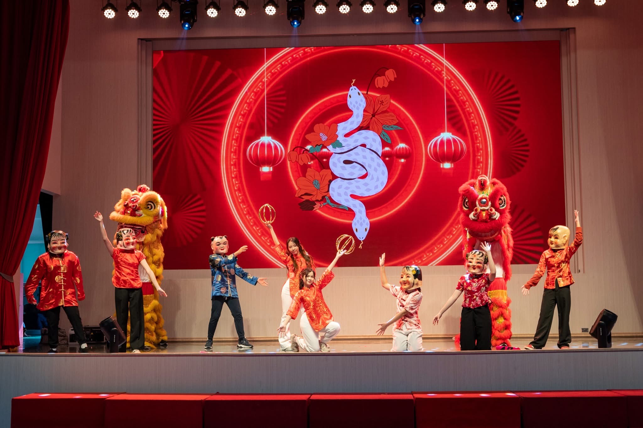 FASCA曼谷分會學員和TCIS舞蹈社學生表演-大頭娃賀春報喜