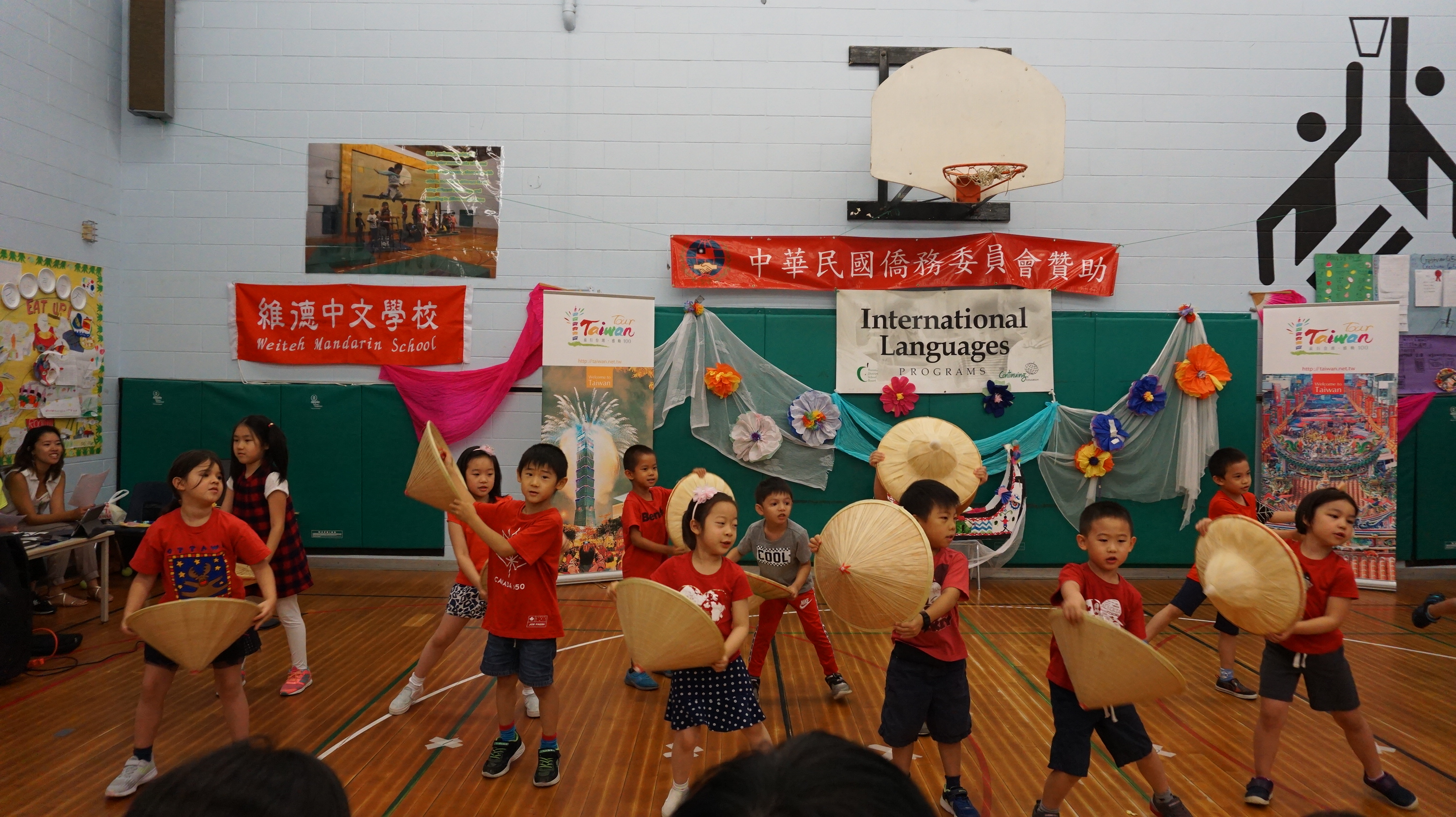 多倫多教育局(TDSB)與維德中文學校青少年夏令營學員表演「憫農」舞蹈。