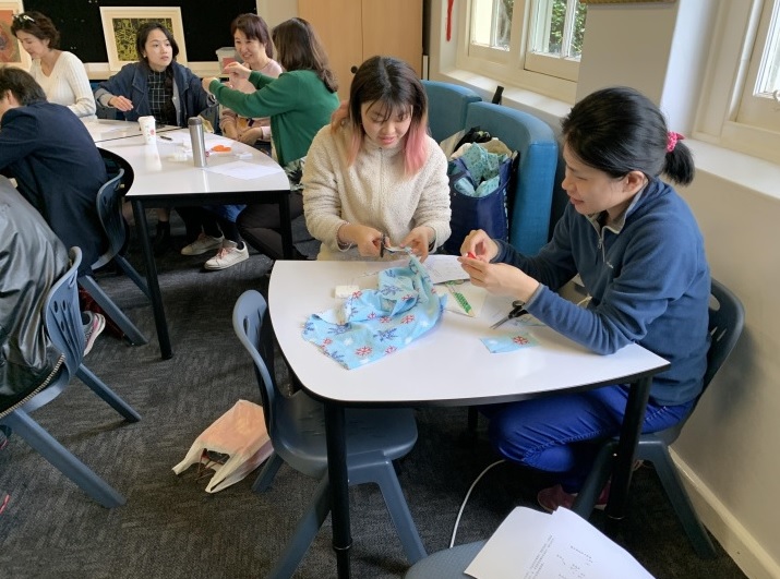 老師們專心製作沙包