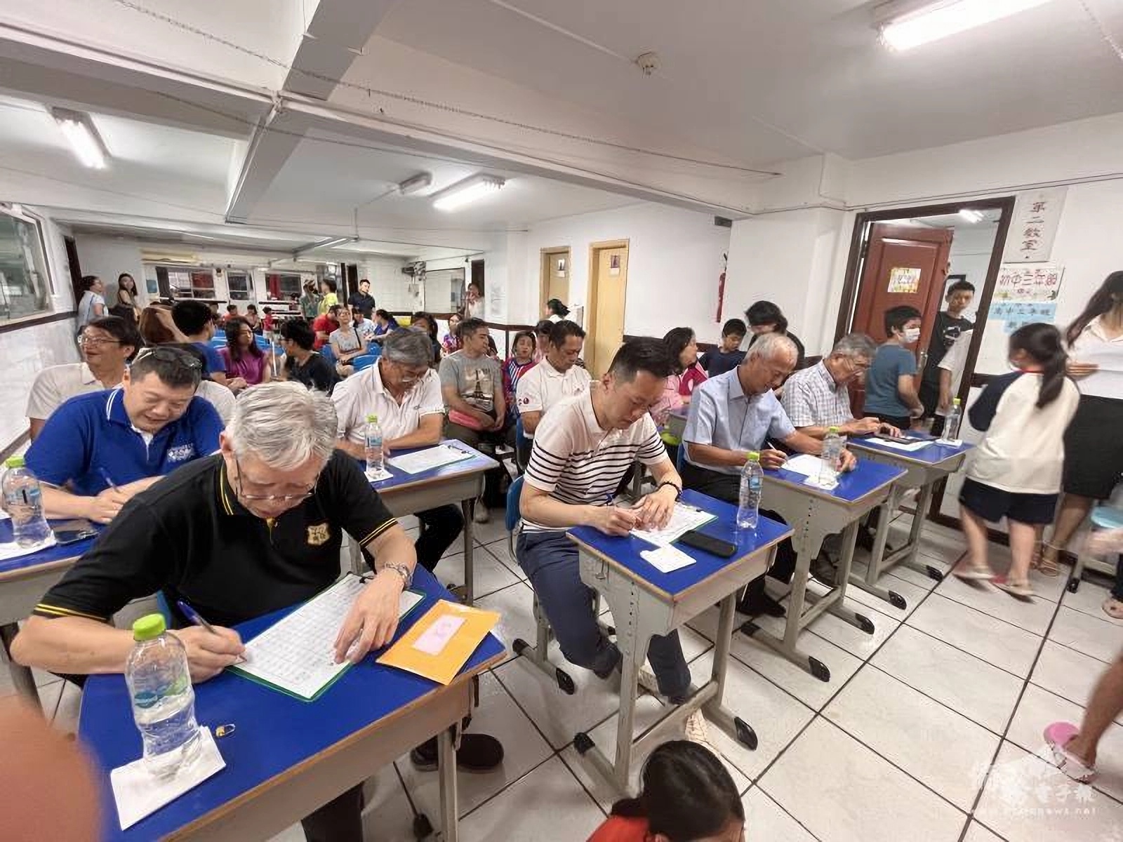 評審團認真審評每組表演