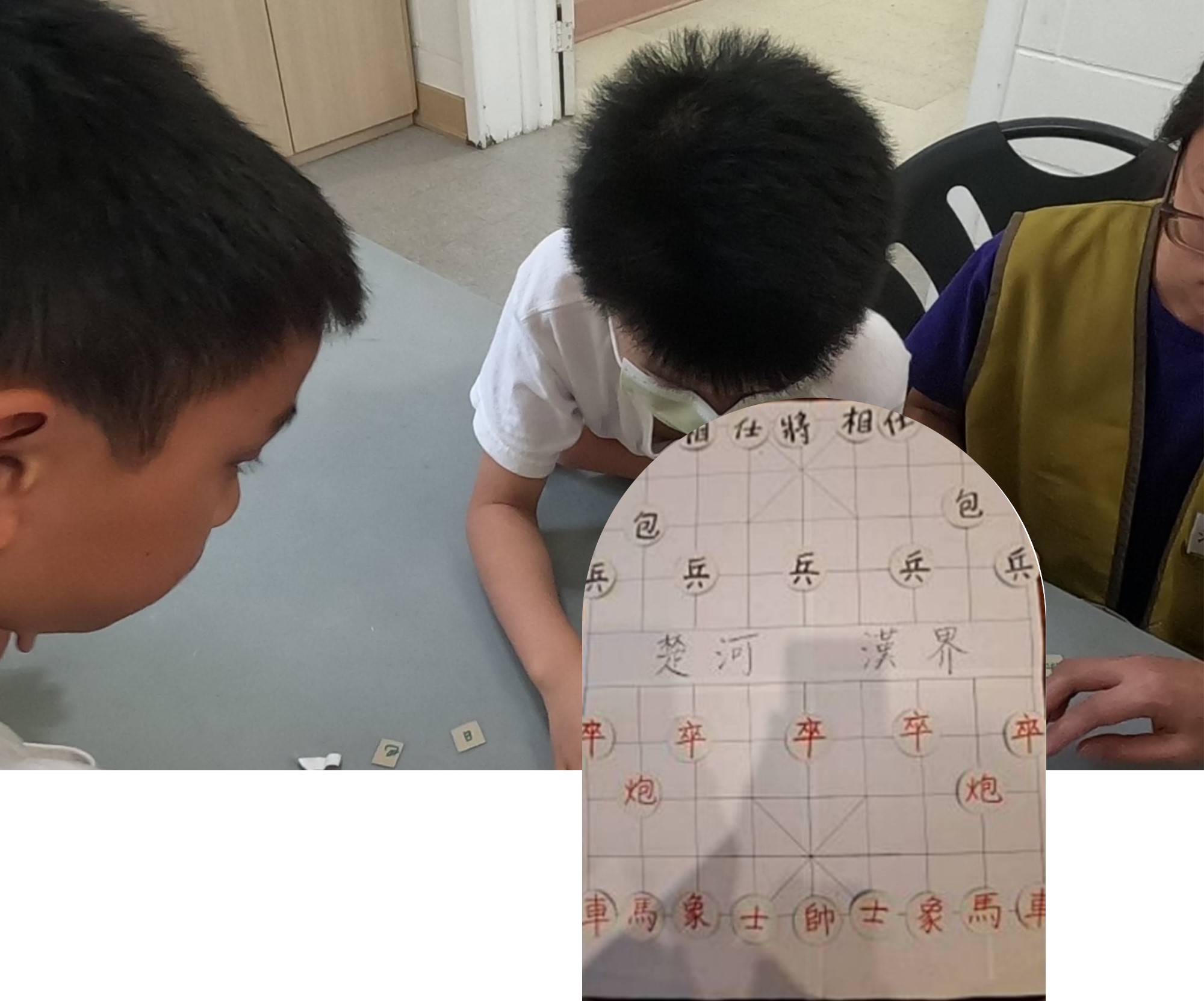 學員們自己製作象棋棋盘、棋子