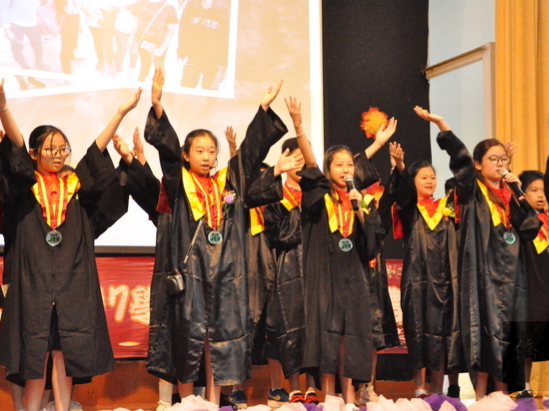 印尼雅加達臺灣學校畢典 歌舞祝福畢業生圖片