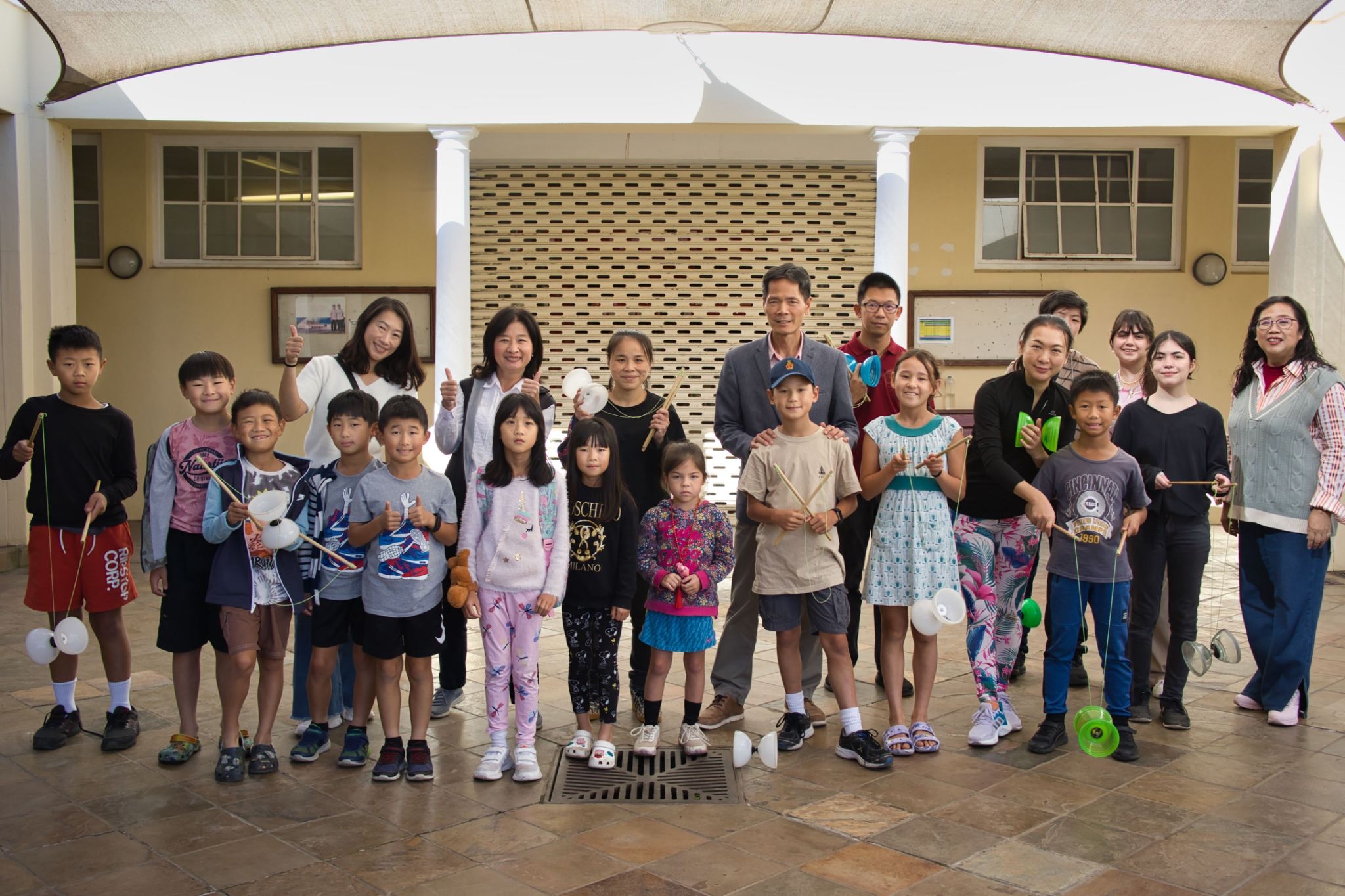 扯鈴班學員(後排左起: 開普敦中華學校黃芳莉老師、僑務秘書李綺霞、老師王一如、副組長張世佑，後排右1:校長孫曉慧、右5:老師黃曉玲)