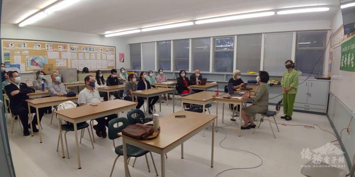 陳淑姿（最前方坐者，駐溫哥華辦事處副處長）勉勵實體及線上研習學員，預祝大家收穫滿滿。