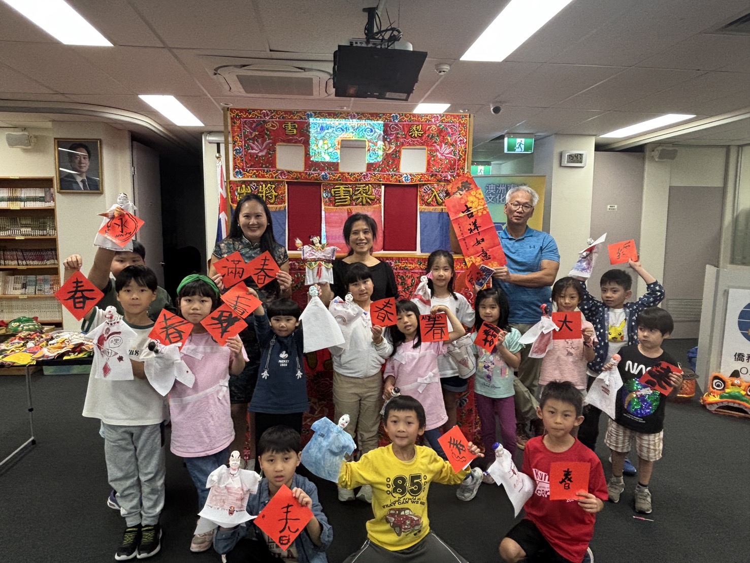 寫春聯＆布袋戲製作合影